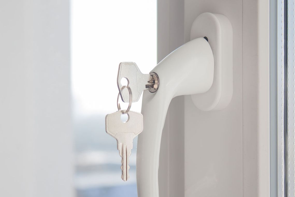 Double glazing handle and lock